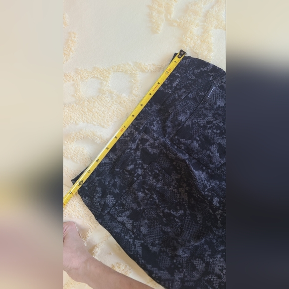 Sanctuary Black and Gray Snake Patterned Leggings - Picture 6 of 11